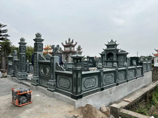 Khu lăng mộ đá xanh rêu kích thước 8x10m